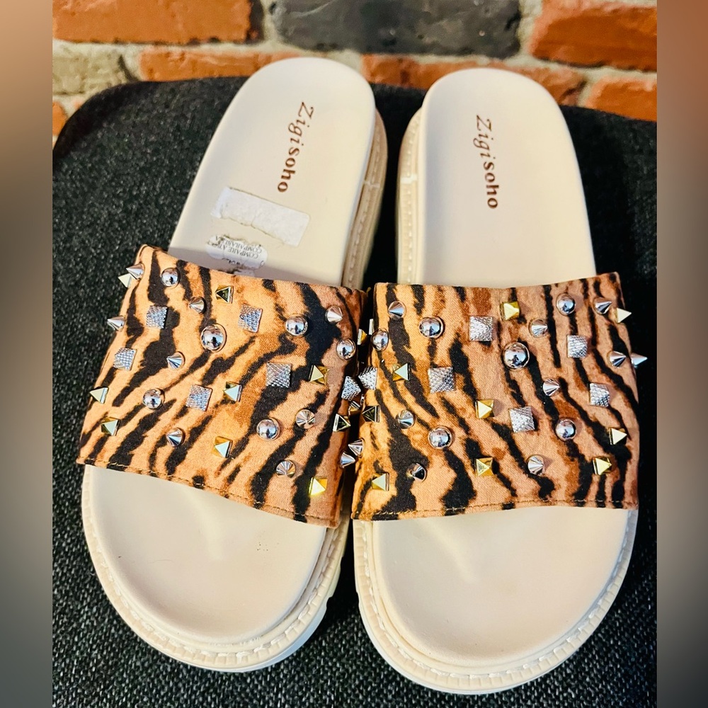 Zigi Soho Animal Print Studded Sandals 8 nwot